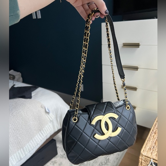Chanel Black and Gold Quilted Shoulder Bag - Picture 3 of 8